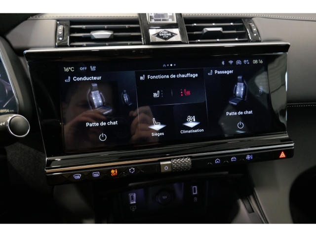 Fahrzeugabbildung DS Automobiles DS7 DS Opera AHK Panorama Leder Digitales Cockpit Memory Sitze Soundsystem - mit KI generiert/bearbeitet