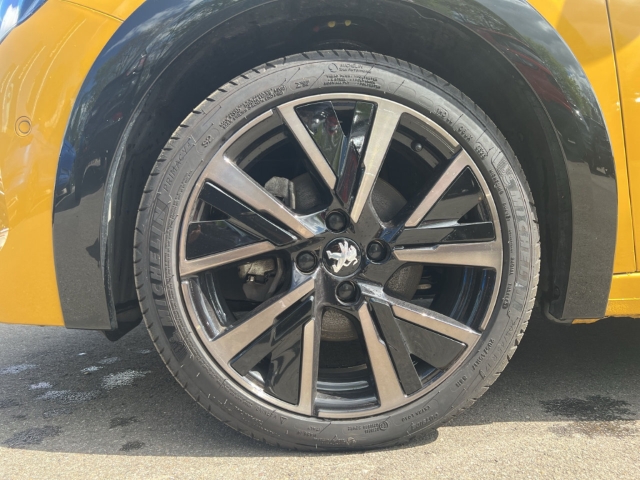 Fahrzeugabbildung Peugeot 208 GT Navi LED ACC Klimaautom Fahrerprofil DAB Ambientebeleuchtung SHZ Parklenkass.