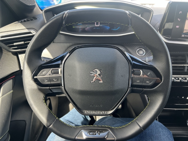 Fahrzeugabbildung Peugeot 208 GT Navi LED ACC Klimaautom Fahrerprofil DAB Ambientebeleuchtung SHZ Parklenkass.