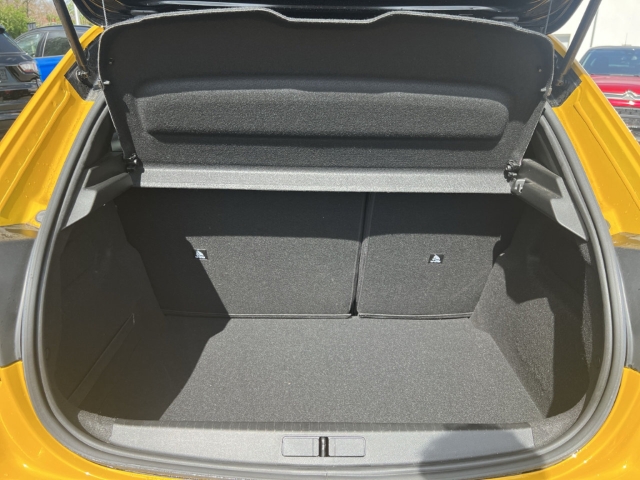 Fahrzeugabbildung Peugeot 208 GT Navi LED ACC Klimaautom Fahrerprofil DAB Ambientebeleuchtung SHZ Parklenkass.