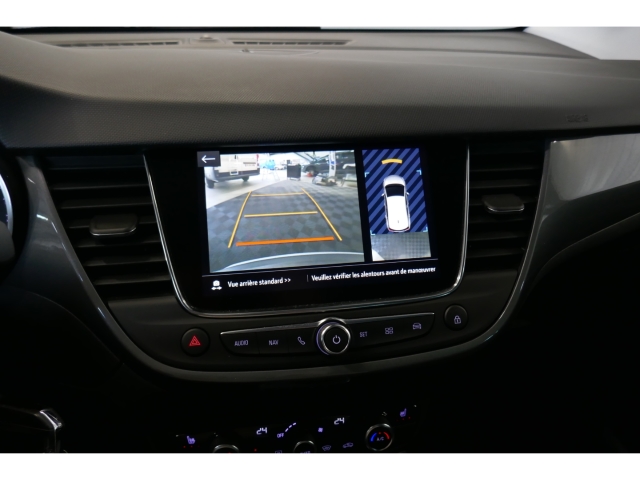 Fahrzeugabbildung Opel Crossland Elegance Navi LED Apple CarPlay Android Auto Mehrzonenklima Musikstreaming - mit KI generiert/bearbeitet