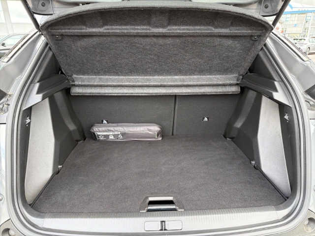 Fahrzeugabbildung Peugeot 2008 Allure LED Apple CarPlay Android Auto Klimaautom Fahrerprofil Musikstreaming DAB