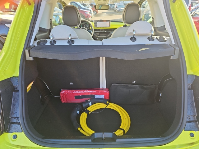 Fahrzeugabbildung Fiat 500 e La Prima, 23,8 KwH, Leder, SHZ, Navi, RFK