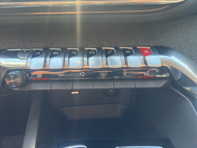 Fahrzeugabbildung Peugeot 3008 Hybrid 225 Allure Pack Navi Digitales Cockpit LED Apple CarPlay Android Auto