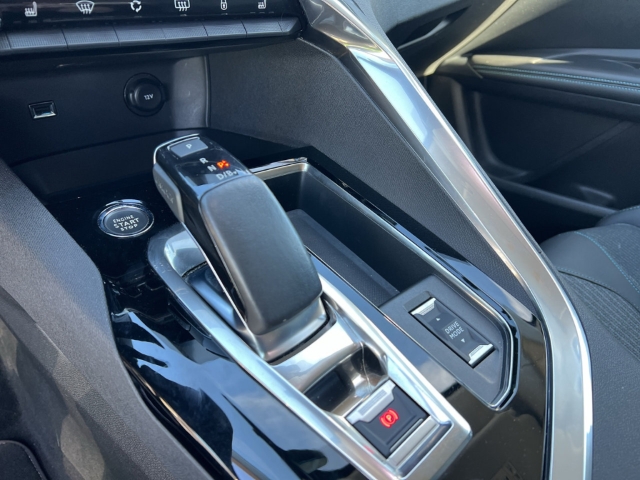 Fahrzeugabbildung Peugeot 3008 Hybrid 225 Allure AHK Navi Digitales Cockpit LED 2-Zonen-Klimaautom