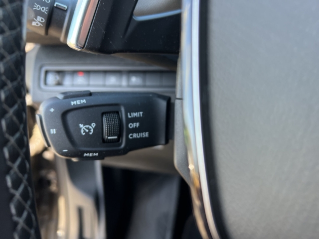 Fahrzeugabbildung Peugeot 3008 Hybrid 225 Allure AHK Navi Digitales Cockpit LED 2-Zonen-Klimaautom