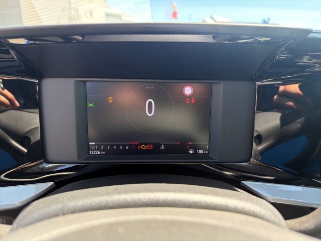 Fahrzeugabbildung Opel Mokka Enjoy Digitales Cockpit LED Apple CarPlay Android Auto Musikstreaming DAB Ambientebeleuchtung - mit KI generiert/bearbeitet