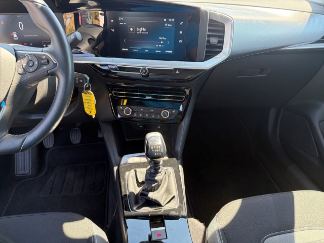 Fahrzeugabbildung Opel Mokka Enjoy Digitales Cockpit LED Apple CarPlay Android Auto Musikstreaming DAB Ambientebeleuchtung - mit KI generiert/bearbeitet