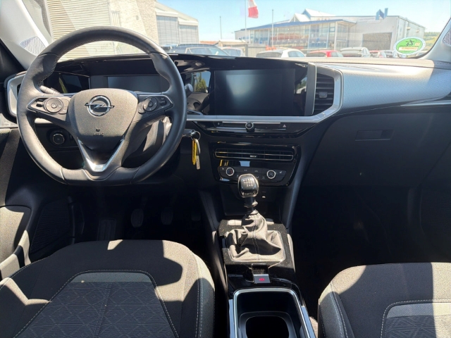 Fahrzeugabbildung Opel Mokka Enjoy Digitales Cockpit LED Apple CarPlay Android Auto Musikstreaming DAB Ambientebeleuchtung - mit KI generiert/bearbeitet