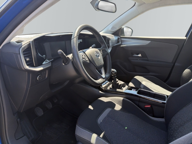 Fahrzeugabbildung Opel Mokka Enjoy Digitales Cockpit LED Apple CarPlay Android Auto Musikstreaming DAB Ambientebeleuchtung - mit KI generiert/bearbeitet