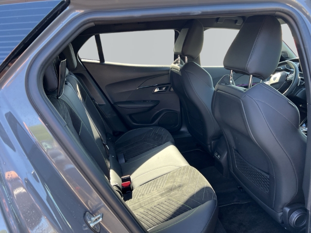 Fahrzeugabbildung Peugeot 2008 GT Navi Leder 360 Kamera Massagesitze LED Klimaautom Fahrerprofil DAB Ambientebeleuchtung