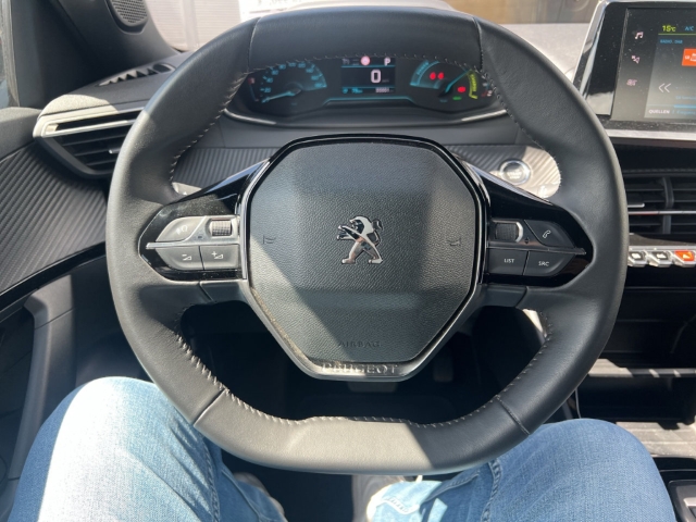 Fahrzeugabbildung Peugeot e-2008 Active Pack LED Klimaautom DAB Keyless Spurhalteass. Verkehrszeichenerk. Rückfahrkam.