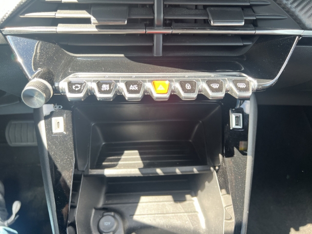 Fahrzeugabbildung Peugeot e-2008 Active Pack LED Klimaautom DAB Keyless Spurhalteass. Verkehrszeichenerk. Rückfahrkam.