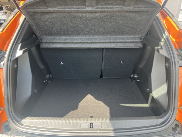 Fahrzeugabbildung Peugeot e-2008 Active Pack LED Klimaautom DAB Keyless Spurhalteass. Verkehrszeichenerk. Rückfahrkam.