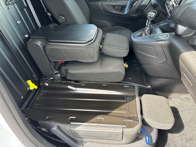 Fahrzeugabbildung Opel Combo Cargo M, Holzboden, FlexCargo, Kamera, Trennwand mit Fenster - mit KI generiert/bearbeitet