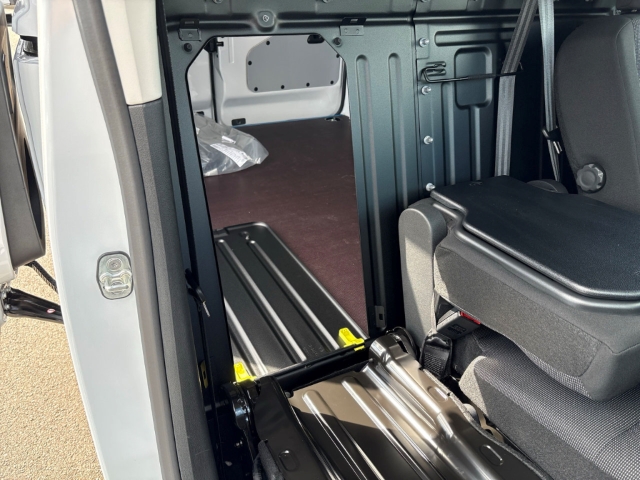 Fahrzeugabbildung Opel Combo Cargo M, Holzboden, FlexCargo, Kamera, Trennwand mit Fenster - mit KI generiert/bearbeitet