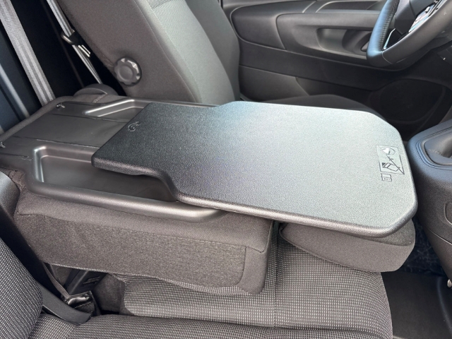 Fahrzeugabbildung Opel Combo Cargo M, Holzboden, FlexCargo, Kamera, Trennwand mit Fenster - mit KI generiert/bearbeitet