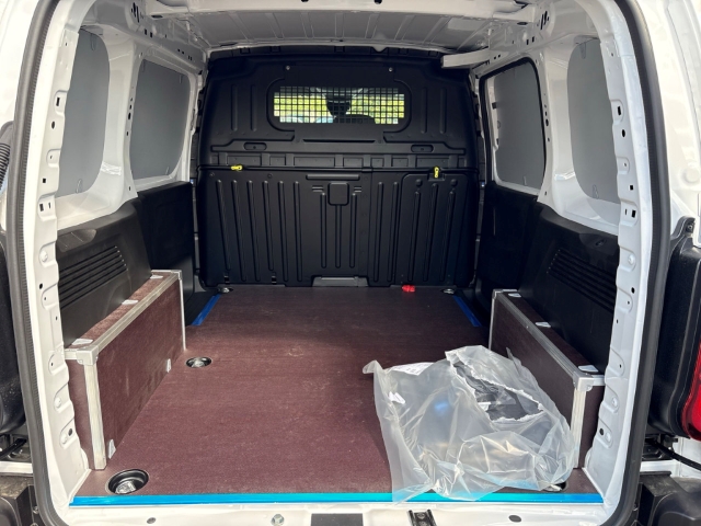 Fahrzeugabbildung Opel Combo Cargo M, Holzboden, FlexCargo, Kamera, Trennwand mit Fenster - mit KI generiert/bearbeitet