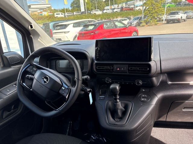 Fahrzeugabbildung Opel Combo Cargo M, Holzboden, FlexCargo, Kamera, Trennwand mit Fenster - mit KI generiert/bearbeitet