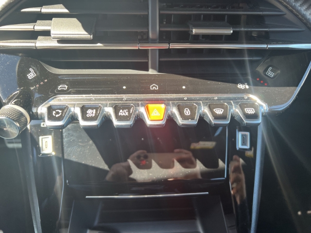 Fahrzeugabbildung Peugeot 2008 GT Navi Alcantara Massagesitze LED Klimaautom Fahrerprofil DAB Ambientebeleuchtung