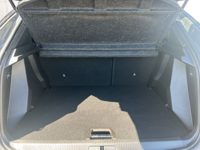 Fahrzeugabbildung Peugeot 2008 GT Navi Alcantara Massagesitze LED Klimaautom Fahrerprofil DAB Ambientebeleuchtung