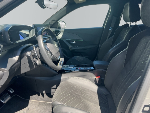 Fahrzeugabbildung Peugeot 2008 GT Navi Alcantara Massagesitze LED Klimaautom Fahrerprofil DAB Ambientebeleuchtung