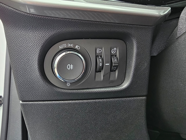 Fahrzeugabbildung Opel Mokka Enjoy Digitales Cockpit LED Apple CarPlay Android Auto Musikstreaming DAB Ambientebeleuchtung