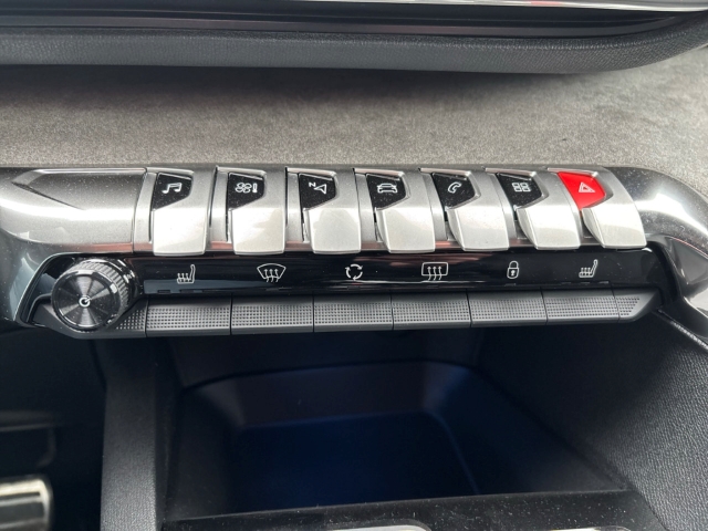 Fahrzeugabbildung Peugeot 3008 GT Hybrid El. Panodach Navi Digitales Cockpit LED ACC El. Heckklappe Apple CarPlay