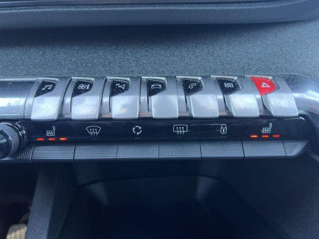 Fahrzeugabbildung Peugeot 3008 Allure Pack Navi Digitales Cockpit LED 2-Zonen-Klimaautom DAB SHZ Keyless Spurhalteass. - mit KI generiert/bearbeitet