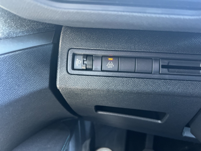 Fahrzeugabbildung Peugeot 3008 Allure Pack Navi Digitales Cockpit LED 2-Zonen-Klimaautom DAB SHZ Keyless Spurhalteass. - mit KI generiert/bearbeitet