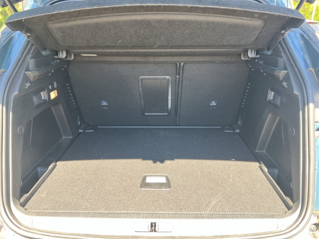 Fahrzeugabbildung Peugeot 3008 Allure Pack Navi Digitales Cockpit LED 2-Zonen-Klimaautom DAB SHZ Keyless Spurhalteass. - mit KI generiert/bearbeitet