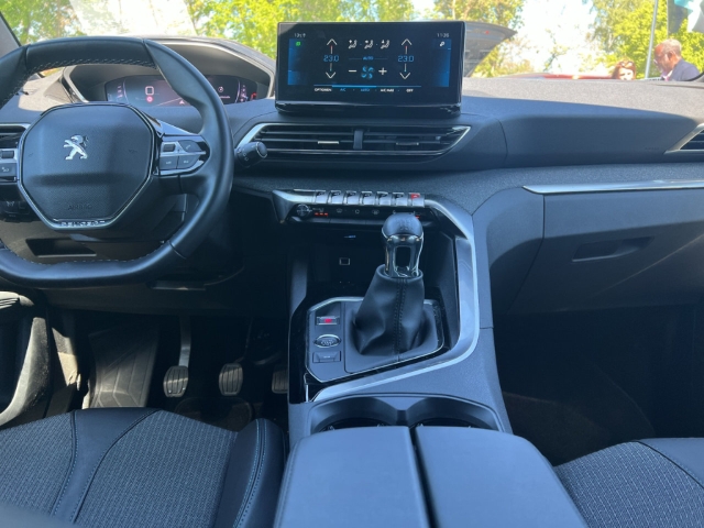 Fahrzeugabbildung Peugeot 3008 Allure Pack Navi Digitales Cockpit LED 2-Zonen-Klimaautom DAB SHZ Keyless Spurhalteass. - mit KI generiert/bearbeitet