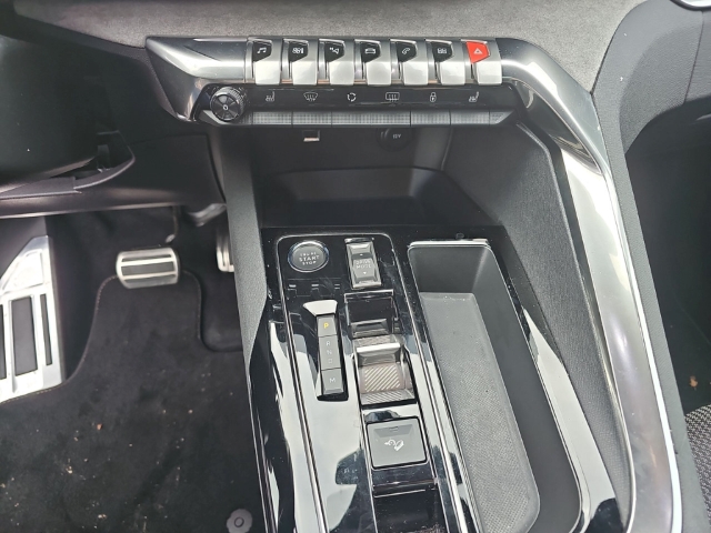 Fahrzeugabbildung Peugeot 3008 GT El. Panodach Navi Digitales Cockpit 360 Kamera LED ACC El. Heckklappe 2-Zonen-Klimaautom