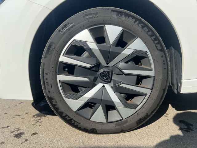 Fahrzeugabbildung Peugeot 208 Active Fahrerprofil DAB Keyless Spurhalteass. Verkehrszeichenerk. Notbremsass.