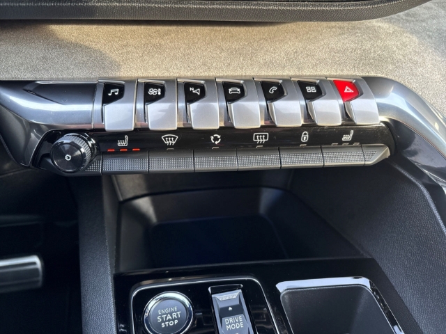 Fahrzeugabbildung Peugeot 3008 GT Navi Digitales Cockpit LED ACC El. Heckklappe 2-Zonen-Klimaautom Fahrerprofil