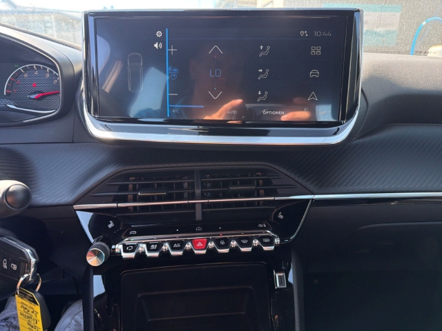 Fahrzeugabbildung Peugeot 2008 Active LED SHZ Spurhalteass. Verkehrszeichenerk. Notbremsass. Temp PDC Berganfahrass.