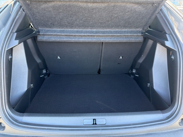 Fahrzeugabbildung Peugeot 2008 Active LED SHZ Spurhalteass. Verkehrszeichenerk. Notbremsass. Temp PDC Berganfahrass.