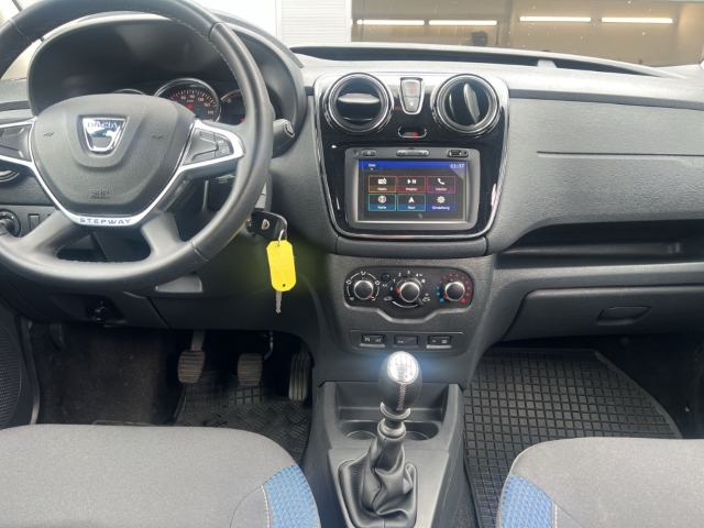 Fahrzeugabbildung Dacia Dokker Stepway Plus Navi ACC Apple CarPlay Android Auto Fahrerprofil DAB SHZ Rückfahrkam.