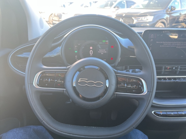 Fahrzeugabbildung Fiat 500e Navi Apple CarPlay Android Auto Klimaautom Fahrerprofil DAB Ambientebeleuchtung