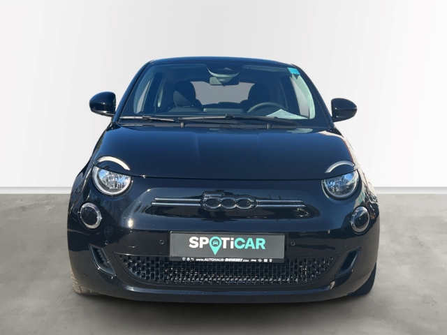 Fahrzeugabbildung Fiat 500e Navi Apple CarPlay Android Auto Klimaautom Fahrerprofil DAB Ambientebeleuchtung