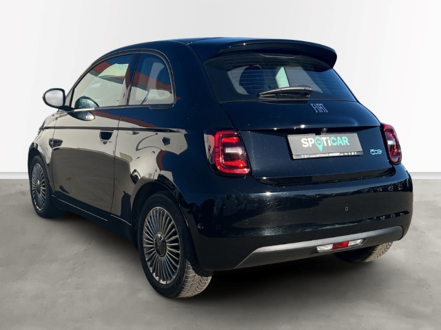 Fahrzeugabbildung Fiat 500e Navi Apple CarPlay Android Auto Klimaautom Fahrerprofil DAB Ambientebeleuchtung