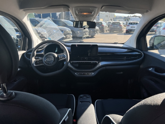 Fahrzeugabbildung Fiat 500e Navi Apple CarPlay Android Auto Klimaautom Fahrerprofil DAB Ambientebeleuchtung