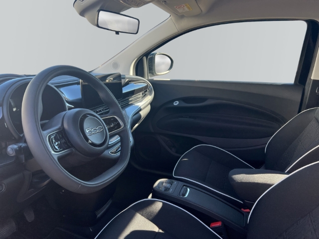 Fahrzeugabbildung Fiat 500e Navi Apple CarPlay Android Auto Klimaautom Fahrerprofil DAB Ambientebeleuchtung
