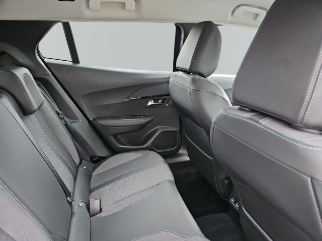 Fahrzeugabbildung Peugeot e-2008 Allure Pack Elektromotor Navi Digitales Cockpit LED Apple CarPlay Android Auto