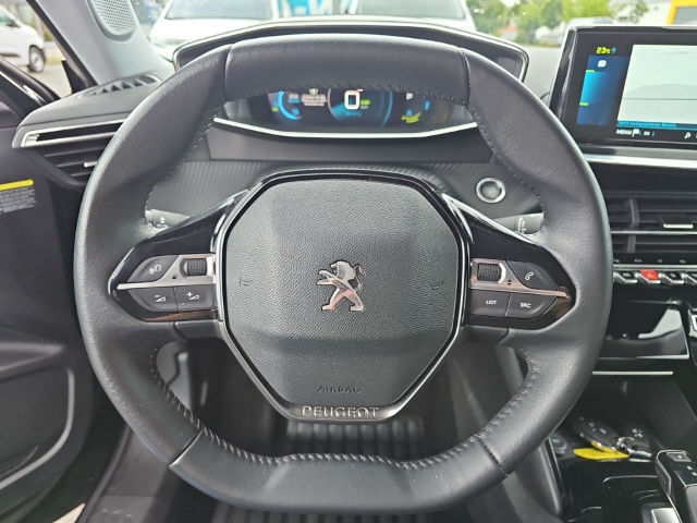 Fahrzeugabbildung Peugeot e-2008 Allure Pack Elektromotor Navi Digitales Cockpit LED Apple CarPlay Android Auto
