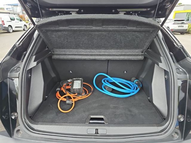 Fahrzeugabbildung Peugeot e-2008 Allure Pack Elektromotor Navi Digitales Cockpit LED Apple CarPlay Android Auto