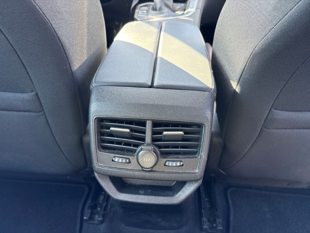 Fahrzeugabbildung Peugeot 3008 Active Pack Digitales Cockpit LED Apple CarPlay Android Auto 2-Zonen-Klimaautom - mit KI generiert/bearbeitet