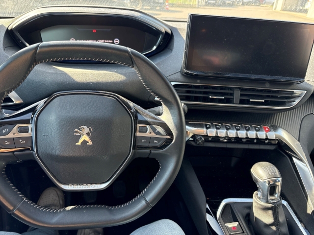 Fahrzeugabbildung Peugeot 3008 Active Pack Digitales Cockpit LED Apple CarPlay Android Auto 2-Zonen-Klimaautom - mit KI generiert/bearbeitet