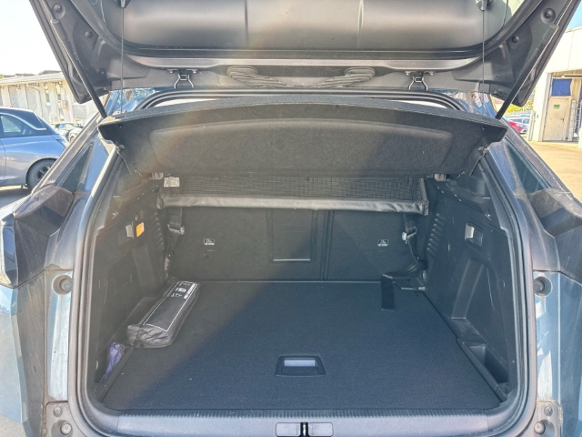 Fahrzeugabbildung Peugeot 3008 Active Pack Digitales Cockpit LED Apple CarPlay Android Auto 2-Zonen-Klimaautom - mit KI generiert/bearbeitet