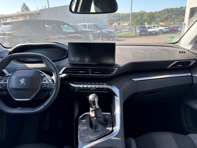 Fahrzeugabbildung Peugeot 3008 Active Pack Digitales Cockpit LED Apple CarPlay Android Auto 2-Zonen-Klimaautom - mit KI generiert/bearbeitet